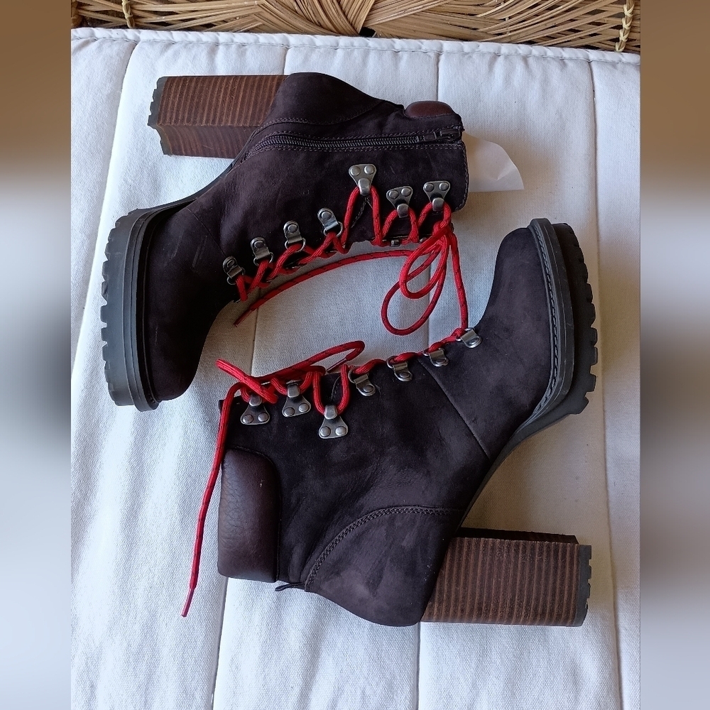 Lucky Brand Stylish Women's Boots with Red Laces_9